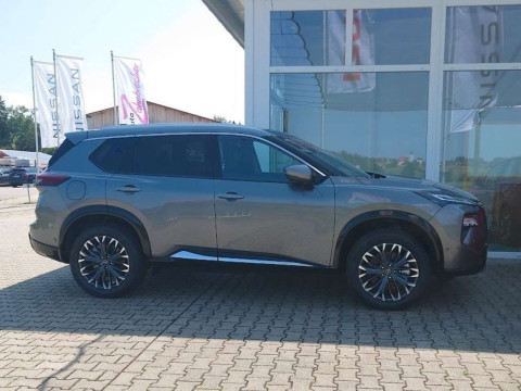 Automodell: X-Trail in der Farbe grau