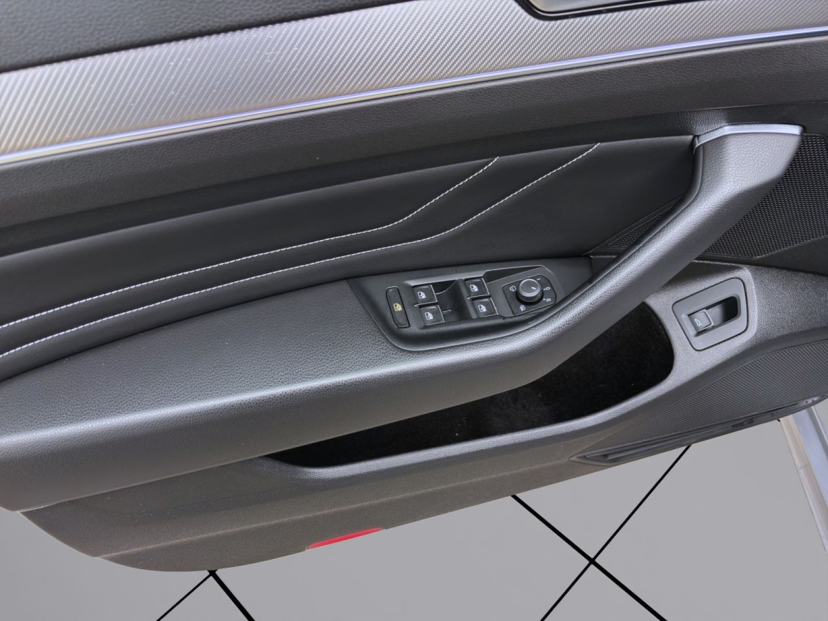 Thumb 10: Volkswagen Passat Variant 2.0 TDI DSG 4M R-LINE AHK KAMERA NAVI PDC