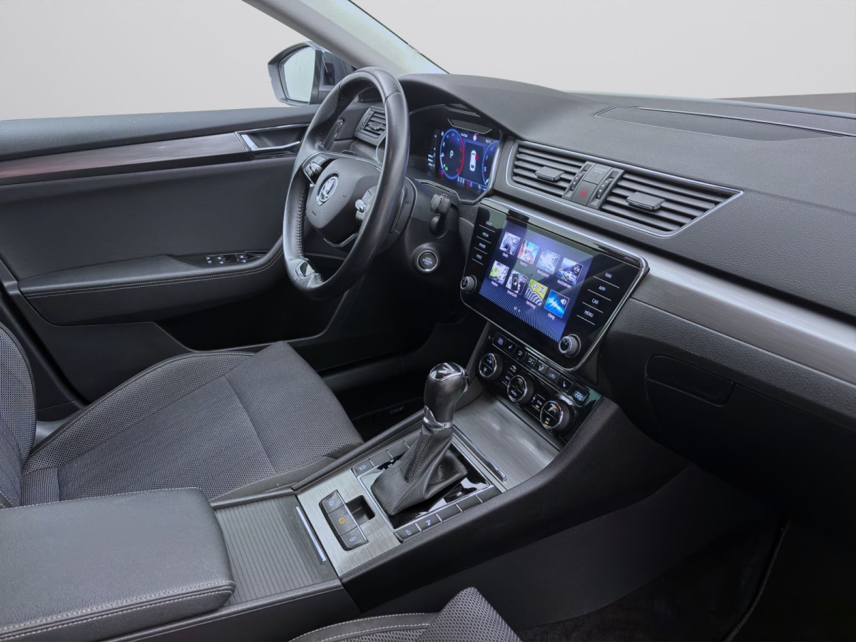 Thumb 17: Škoda Superb Combi 2.0 TDI DSG STYLE AHK KAMERA NAVI MATRIX