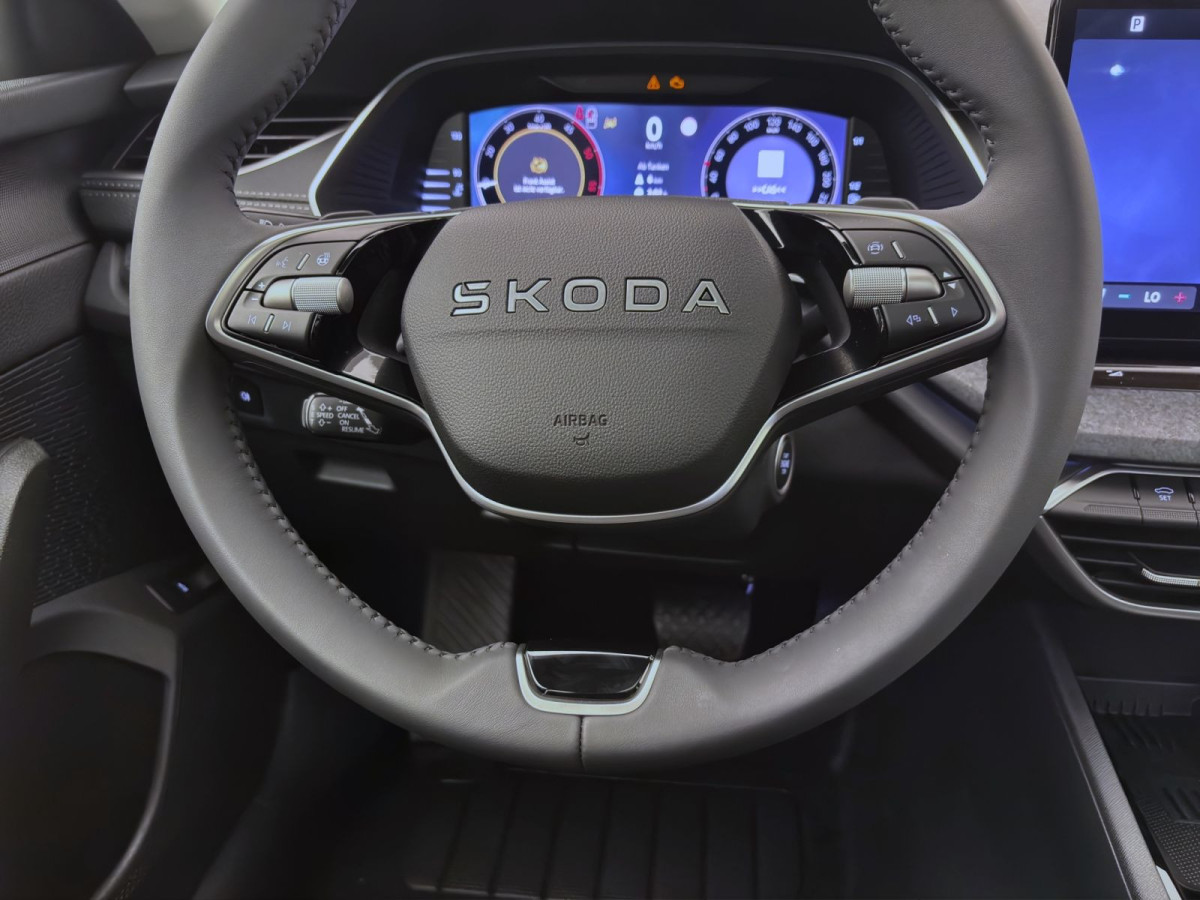 Thumb 12: Škoda OCTAVIA COMBI SELECTION AHK PANO STANDH NAV+ ASSISTENZ+ LICHT+ SICHT+