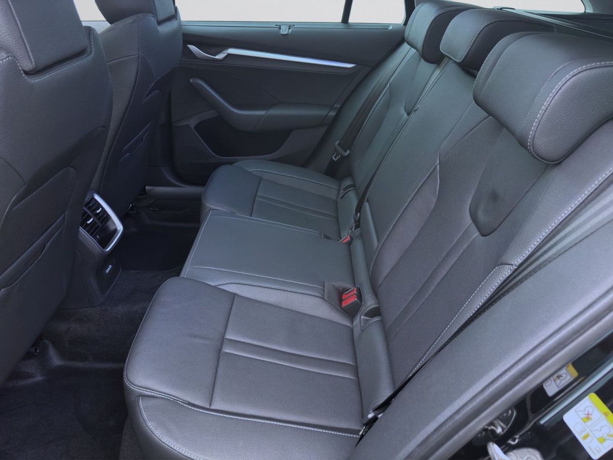 Thumb 15: Škoda OCTAVIA COMBI SELECTION AHK PANO STANDH NAV+ ASSISTENZ+ LICHT+ SICHT+