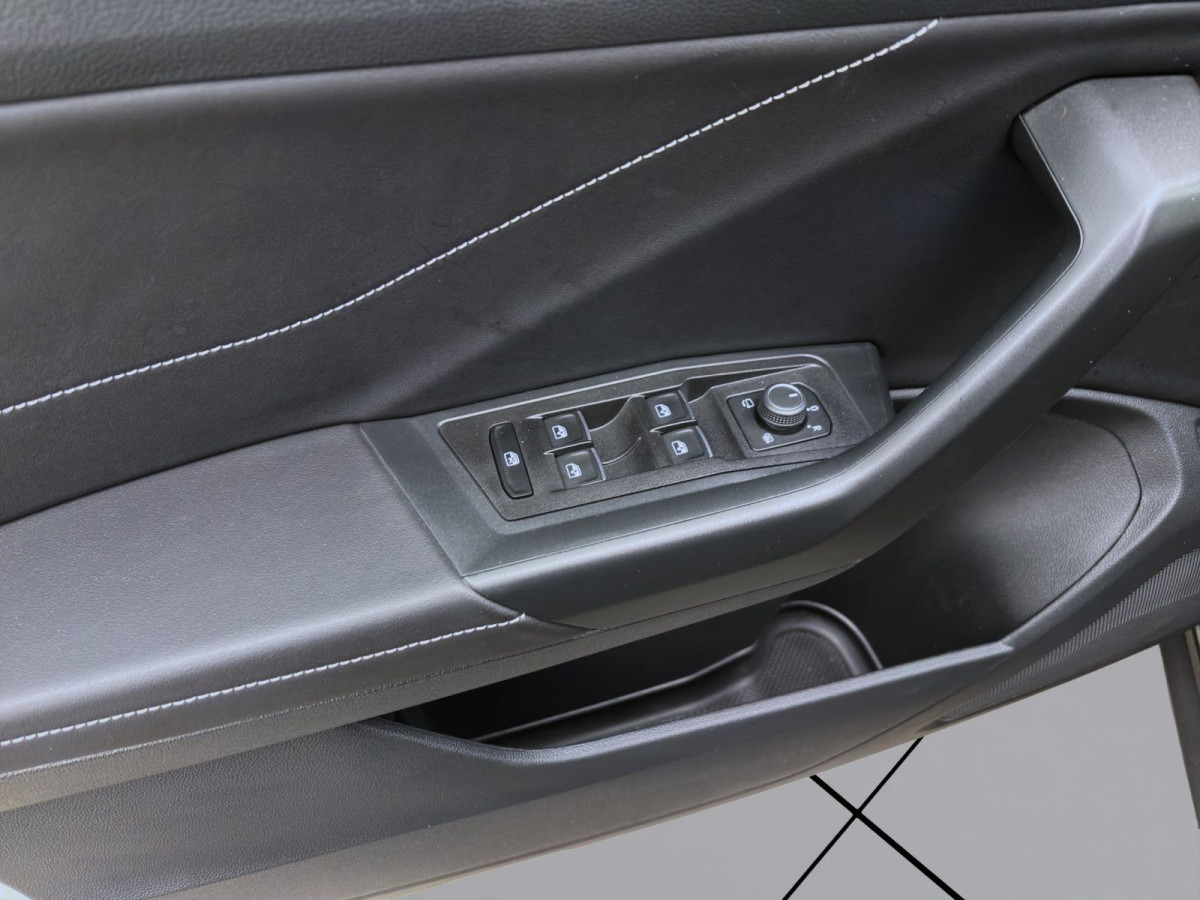 Thumb 10: Volkswagen T-Roc 1.5 TSI DSG STYLE AHK NAVI PDC LED+