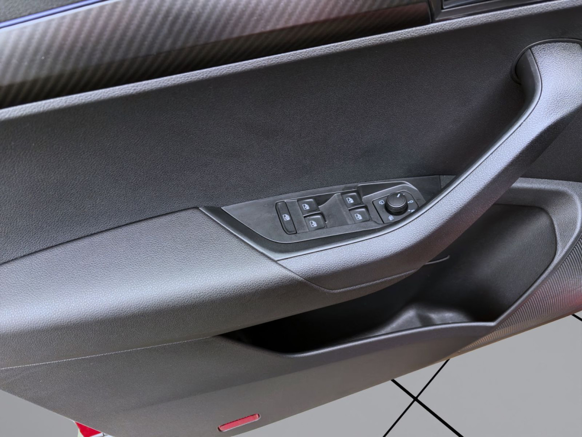 Thumb 9: Škoda Karoq 2.0 TDI DSG SPORTLINE AHK NAV KAM DCC WINTER+ 18"