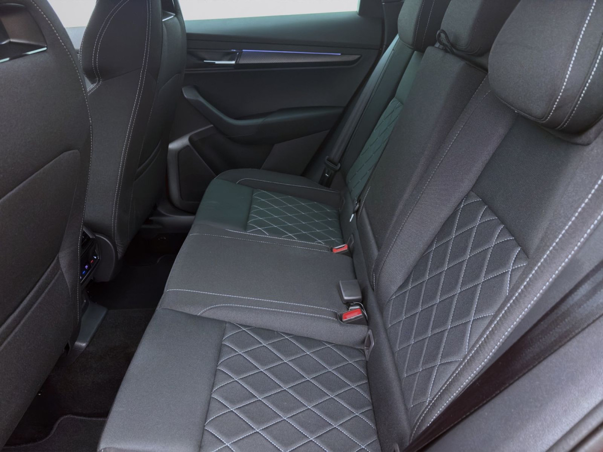 Thumb 14: Škoda Karoq 2.0 TDI DSG SPORTLINE AHK NAV KAM DCC WINTER+ 18"