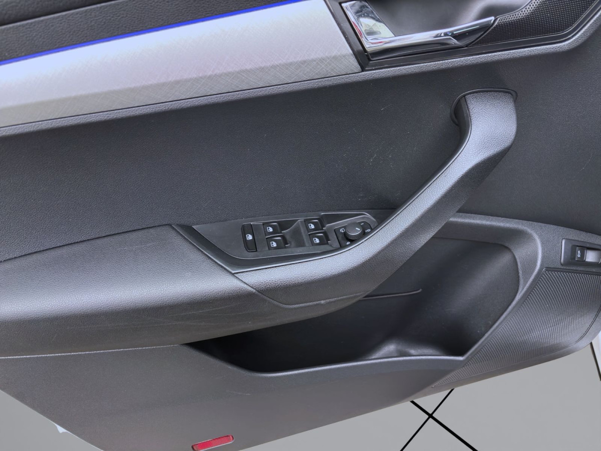Thumb 9: Škoda Karoq 2.0 TDI DSG TOUR NAVI LED ACC AHK KAMERA