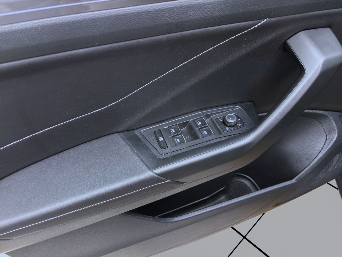 Thumb 10: Volkswagen T-Roc 1.5 TSI DSG STYLE AHK NAVI ACC LED+
