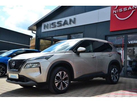 Automodell: X-Trail in der Farbe gold