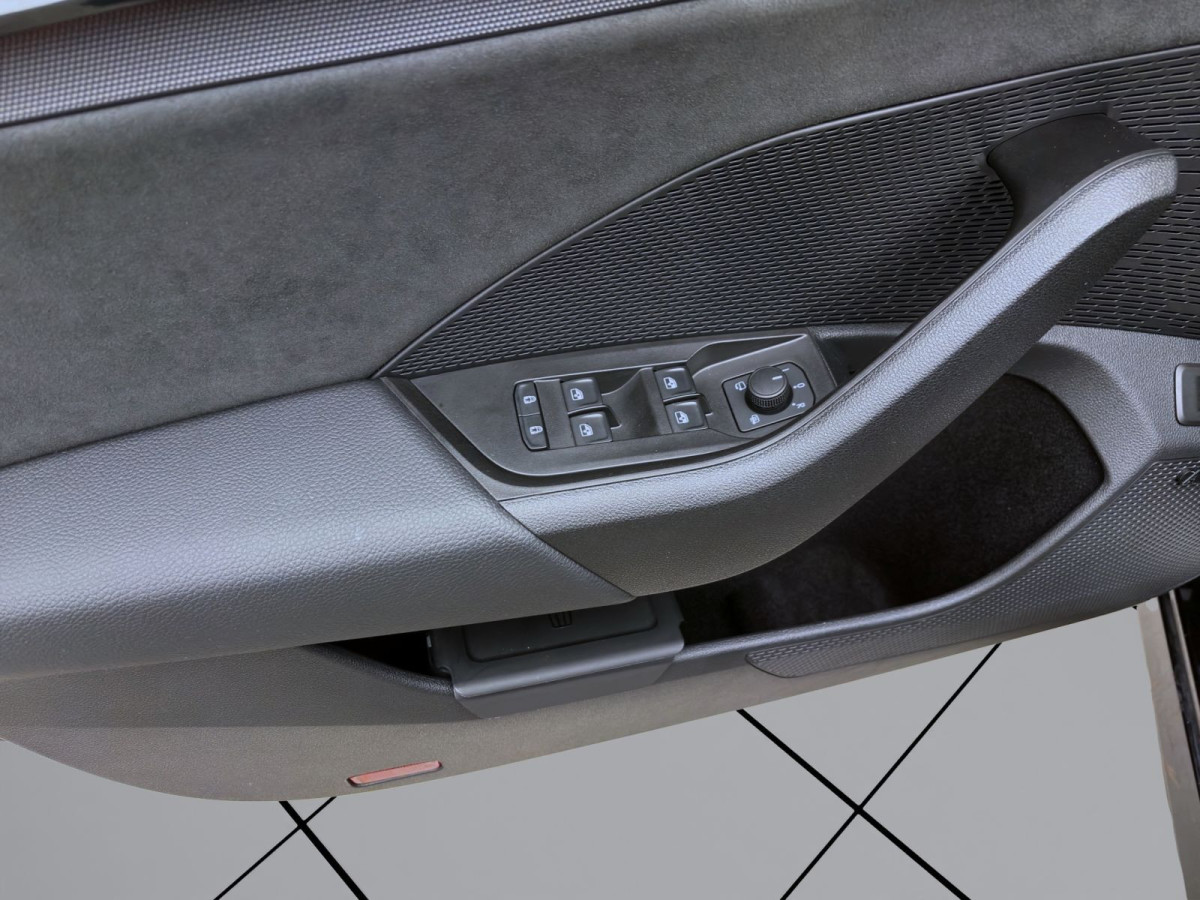 Thumb 9: Škoda Octavia Combi 2.0 TSI DSG RS AHK PANO STANDH 360° DCC