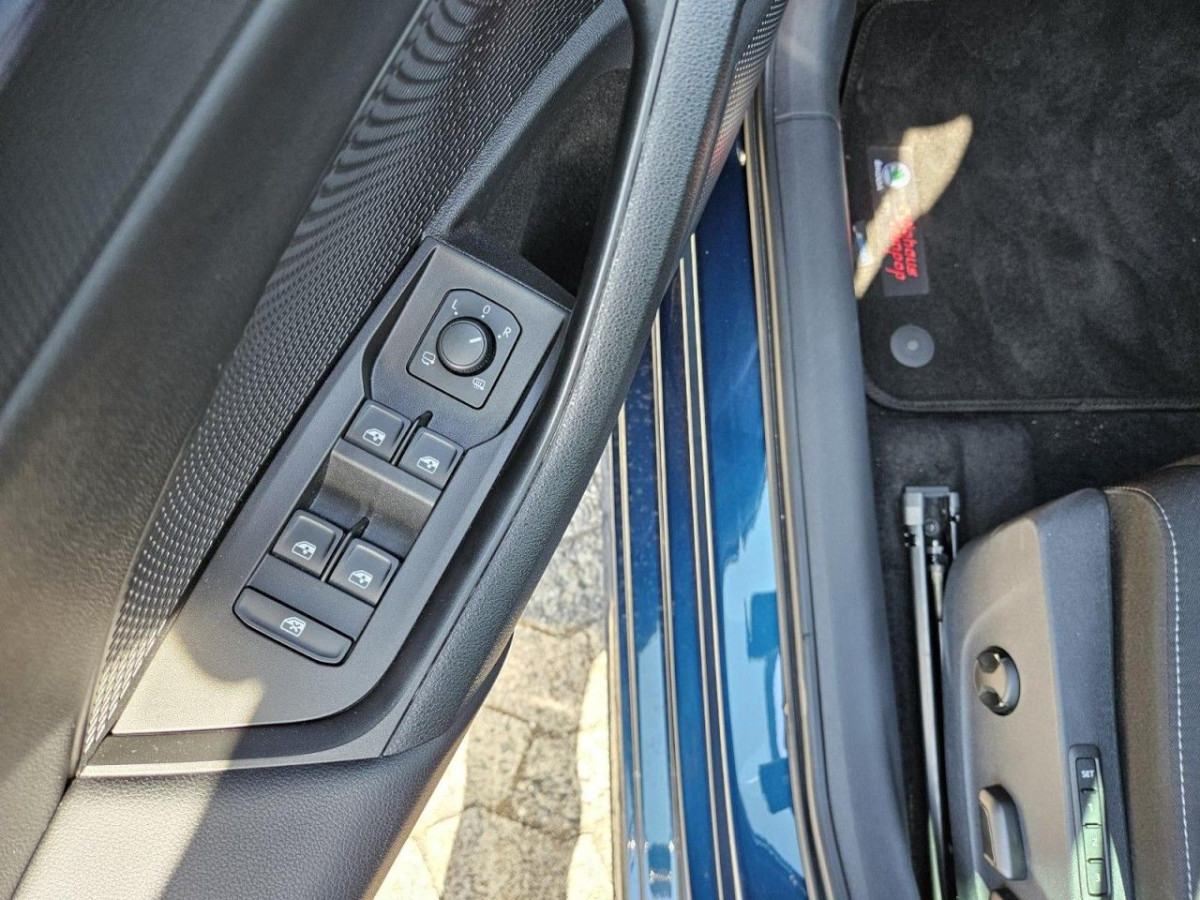 Skoda Octavia Combi 2.0 TDI DSG Style 4×4 AHK NAV HUD - Bild 6