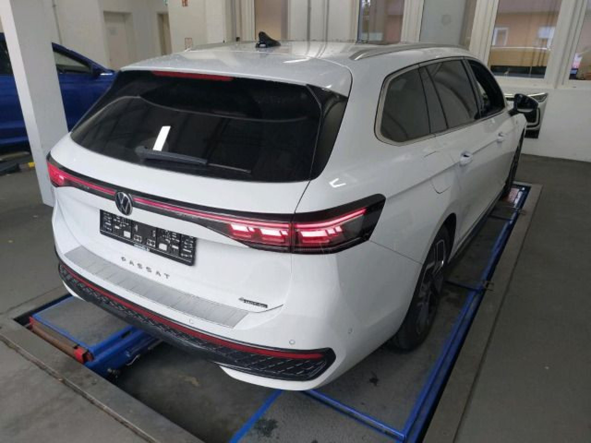 Thumb 2: Volkswagen Passat Variant 2.0 TDI DSG 4M R-LINE STDHZG PANO AHK HuD
