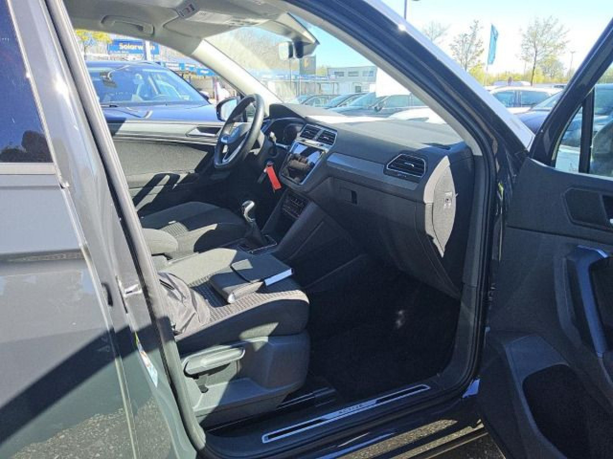 Thumb 4: Volkswagen Tiguan 1.5 TSI ACTIVE AHK PDC LED SITZHZG