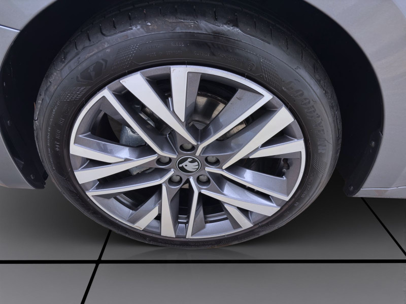 Bild 8: Škoda Octavia Combi 2.0 TDI DSG TOUR STDHZG PANO 360° HuD
