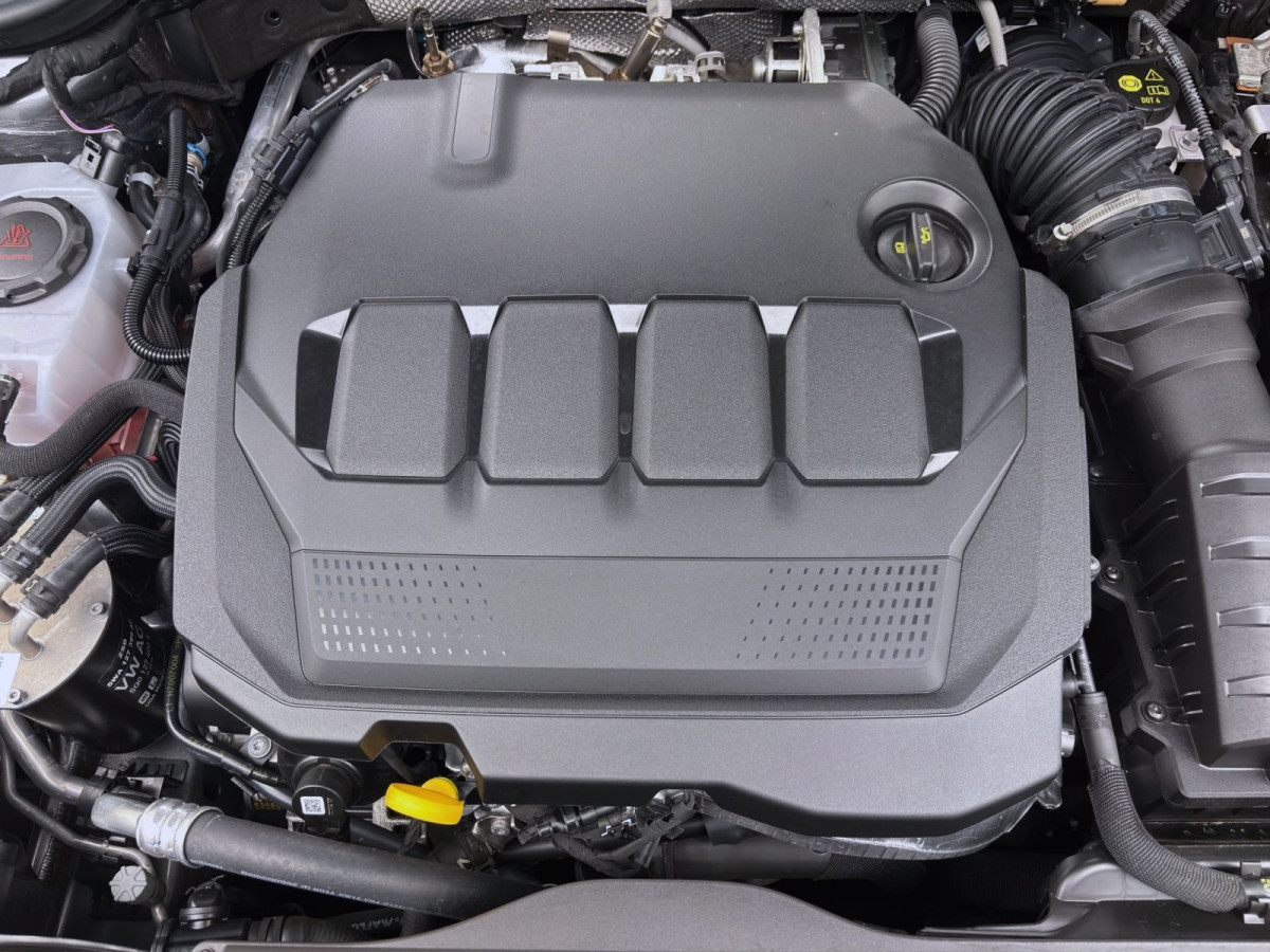 Thumb 18: Škoda Octavia Combi 2.0 TDI DSG TOUR STDHZG PANO 360° HuD