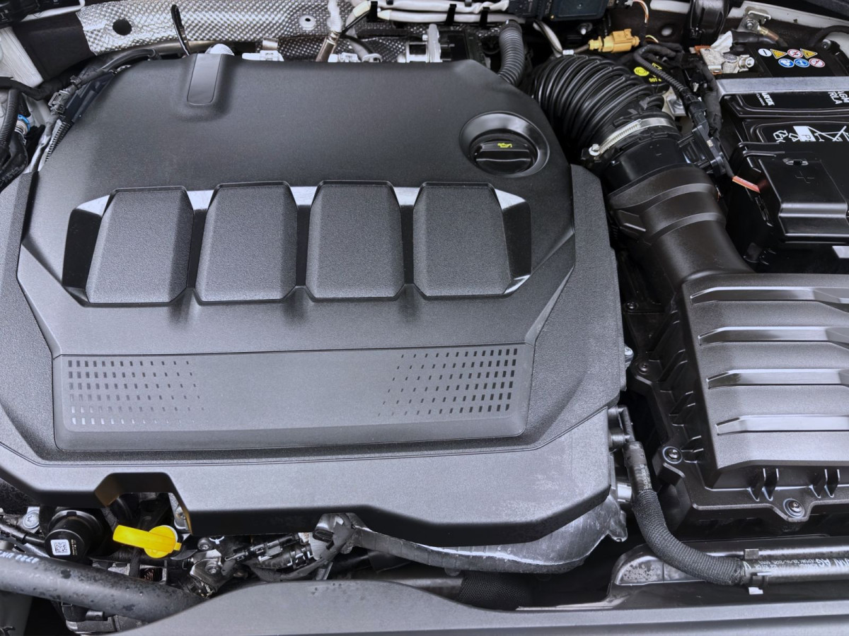 Thumb 18: Volkswagen Golf Variant 2.0 TDI DSG R-LINE AHK KAMERA NAVI LED