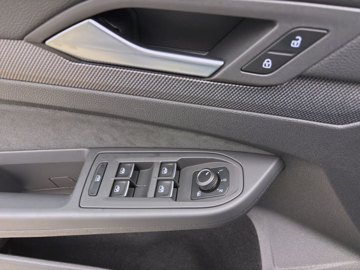 Thumb 10: Volkswagen Golf 1.5 TSI R-LINE AHK NAVI IQ.LIGHT KAMERA