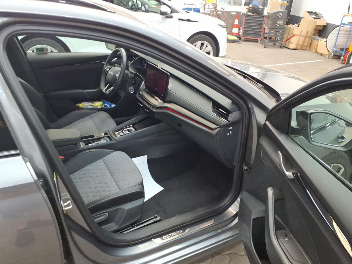 Thumb 3: Škoda Octavia Combi 2.0 TDI DSG SPORTLINE NAVI AHK KLIMA SHZG