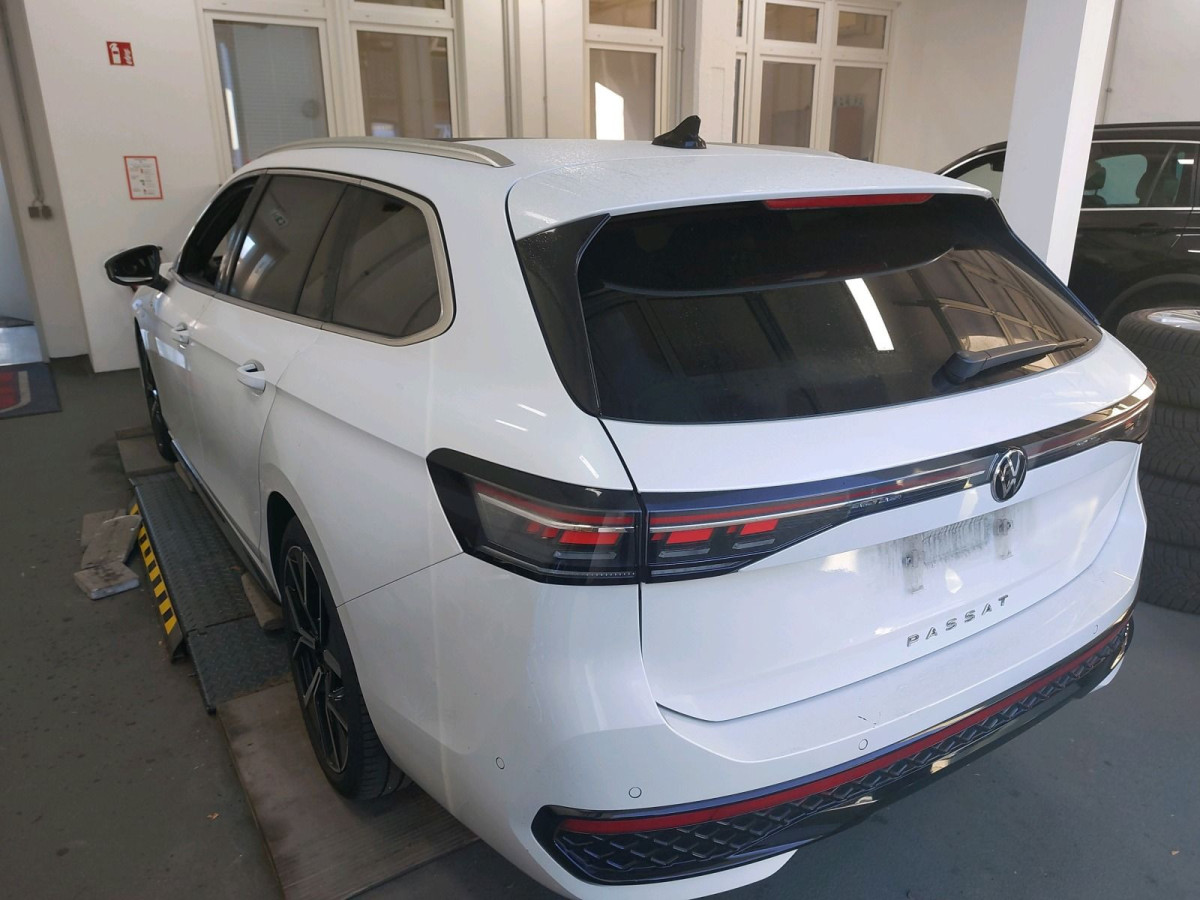 Thumb 3: Volkswagen Passat Variant 2.0 TDI DSG R-LINE STDHZG PANO AHK NAVI