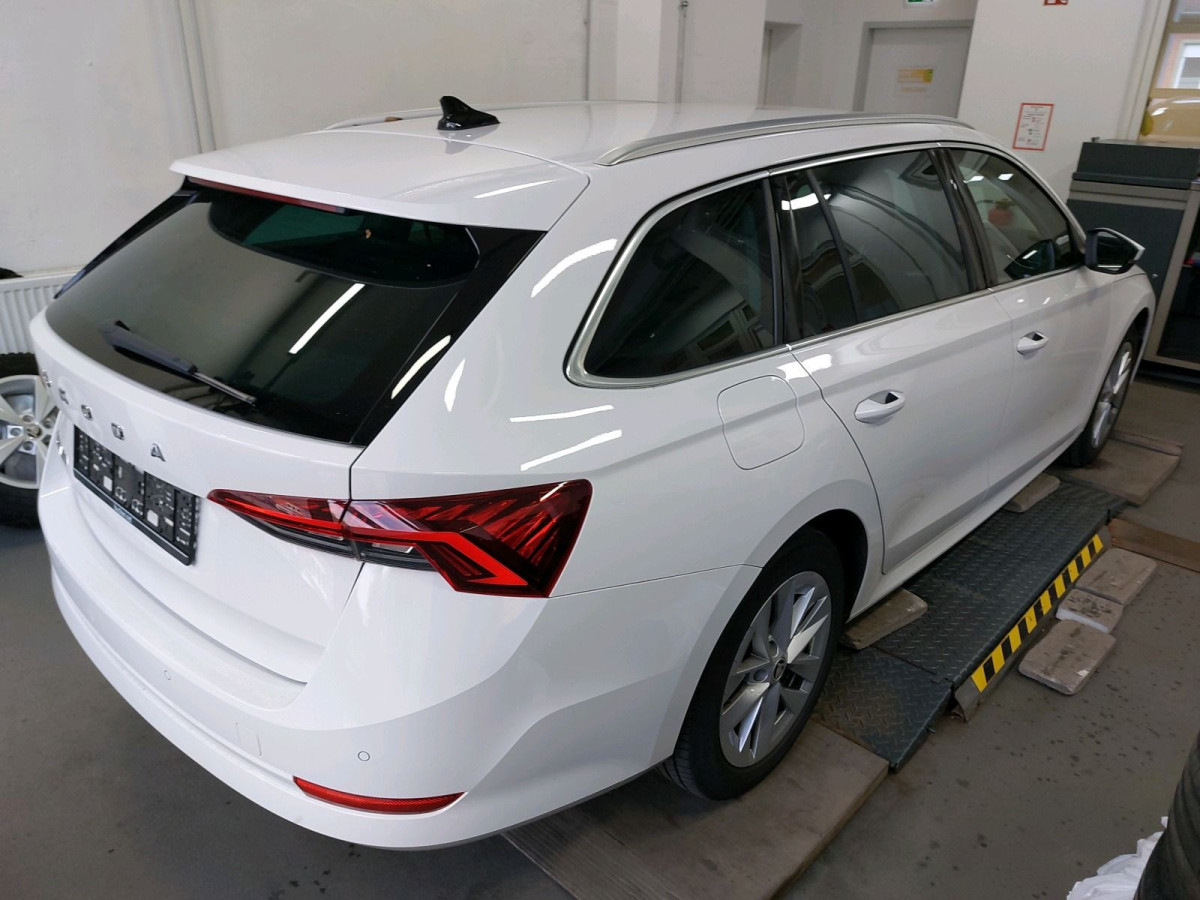 Thumb 4: Škoda Octavia Combi 2.0 TDI DSG STYLE STDHZG AHK NAVI
