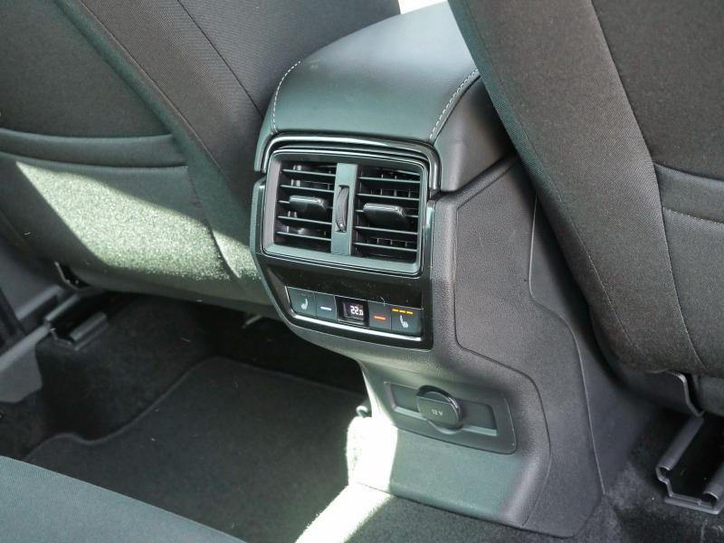 Škoda Karoq Selection – image 17 of 24