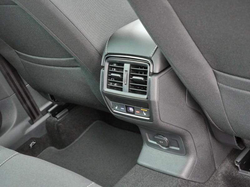Škoda Karoq Selection – image 17 of 23
