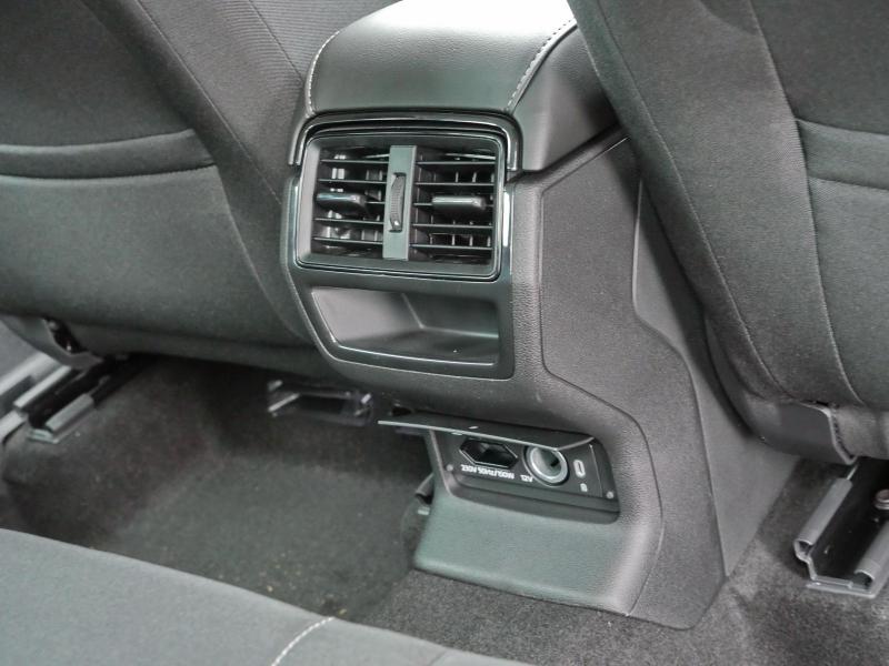 Škoda Karoq Selection – image 17 of 23