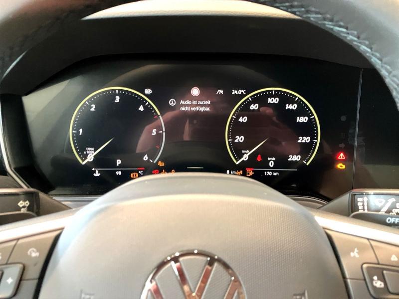Volkswagen Touareg R-Line – image 8 of 15