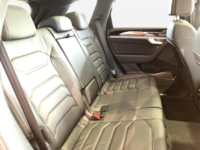Volkswagen Touareg R-Line – image 13 of 15