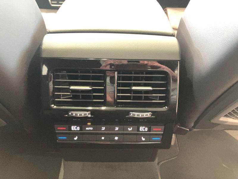 Volkswagen Touareg R-Line – image 14 of 15
