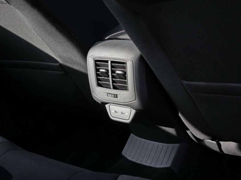 Volkswagen T-Roc LIFE – image 17 of 23