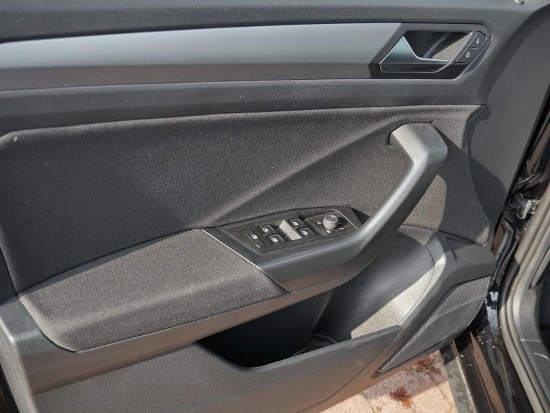 Volkswagen T-Roc LIFE – image 20 of 23