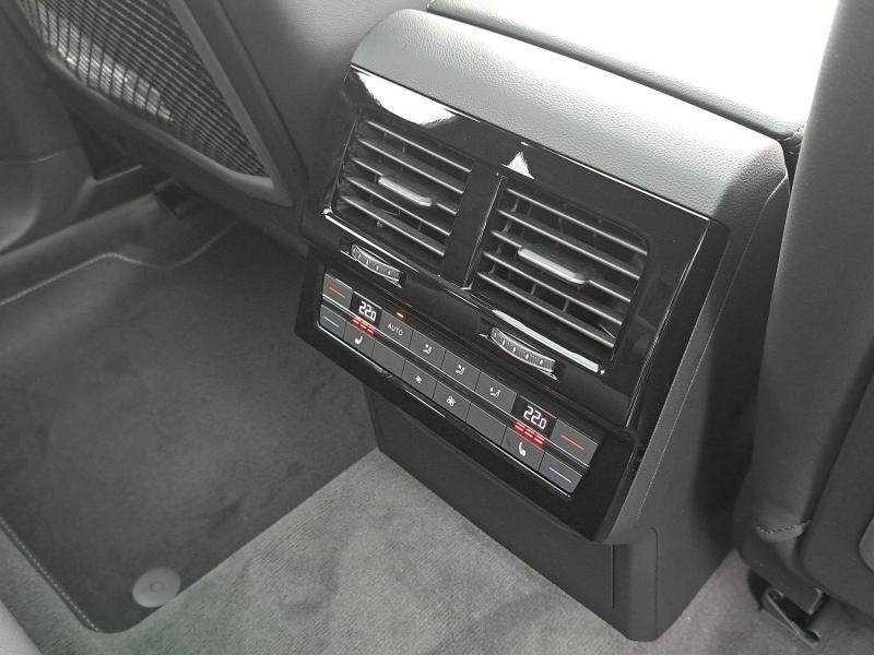 Volkswagen Touareg R-Line – image 17 of 25