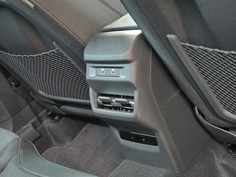 Audi Q3 S line – image 17 of 23