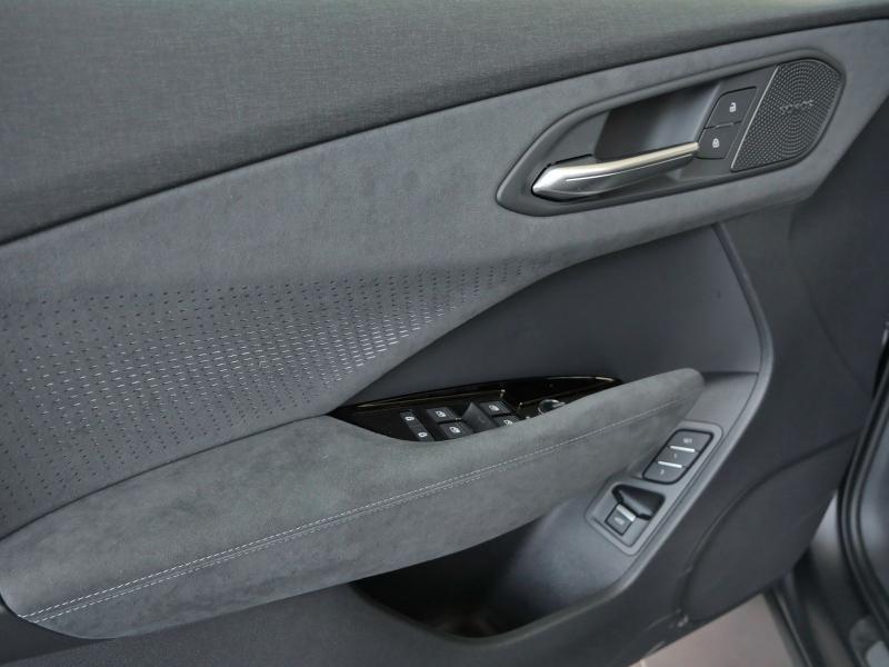 Audi Q3 S line – image 20 of 23