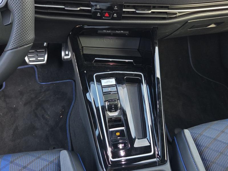 Volkswagen Golf R – image 7 of 15