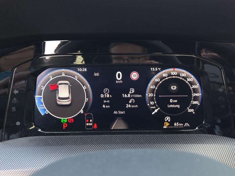 Volkswagen Golf R – image 9 of 15