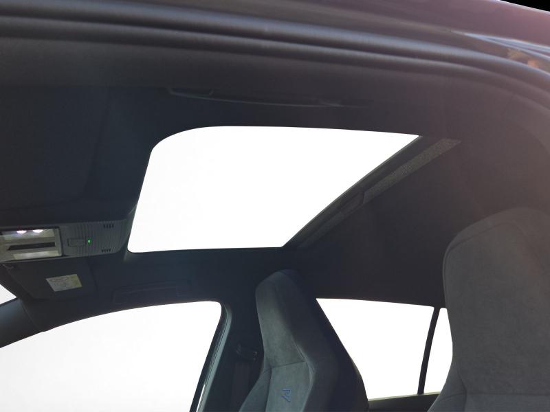 Volkswagen Golf R – image 10 of 15