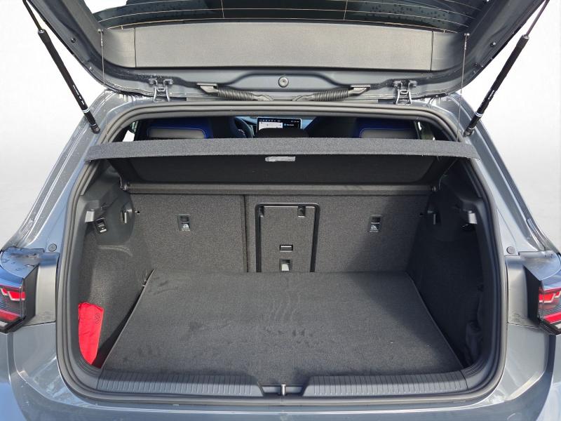 Volkswagen Golf R – image 11 of 15