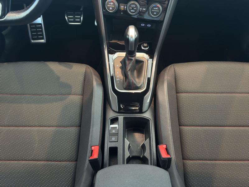 Volkswagen T-Roc R-Line – image 7 of 25