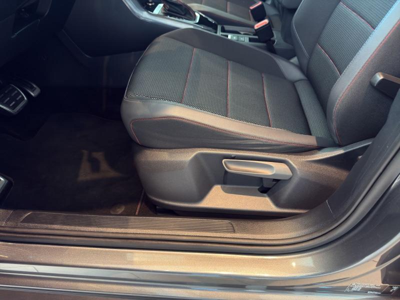 Volkswagen T-Roc R-Line – image 17 of 25