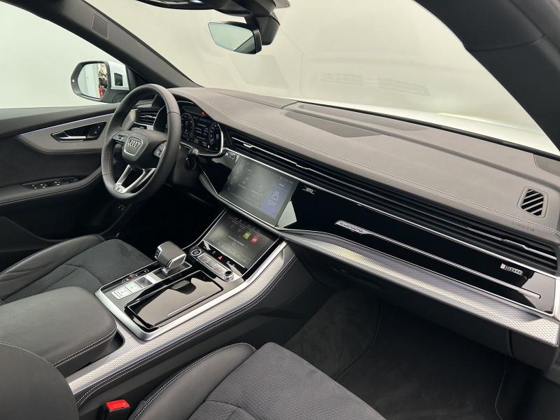 Audi Q8 S line – image 7 of 18