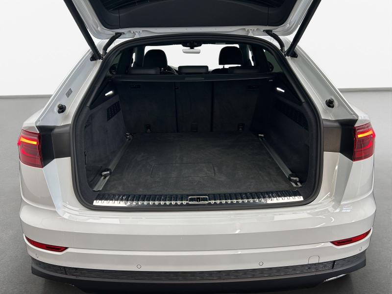 Audi Q8 S line – image 11 of 18