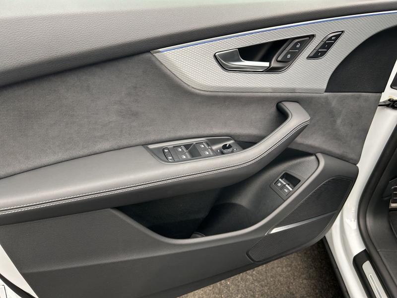Audi Q8 S line – image 15 of 18