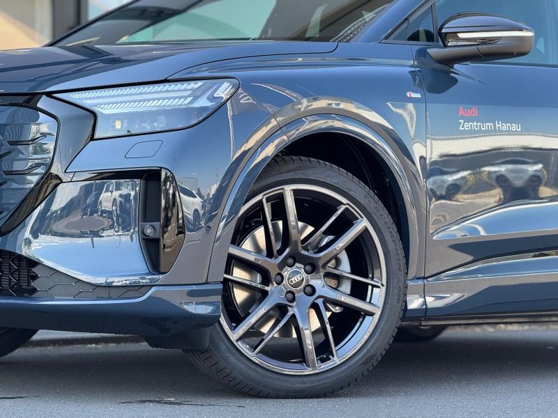 Audi Q4 e-tron S line – image 9 of 18