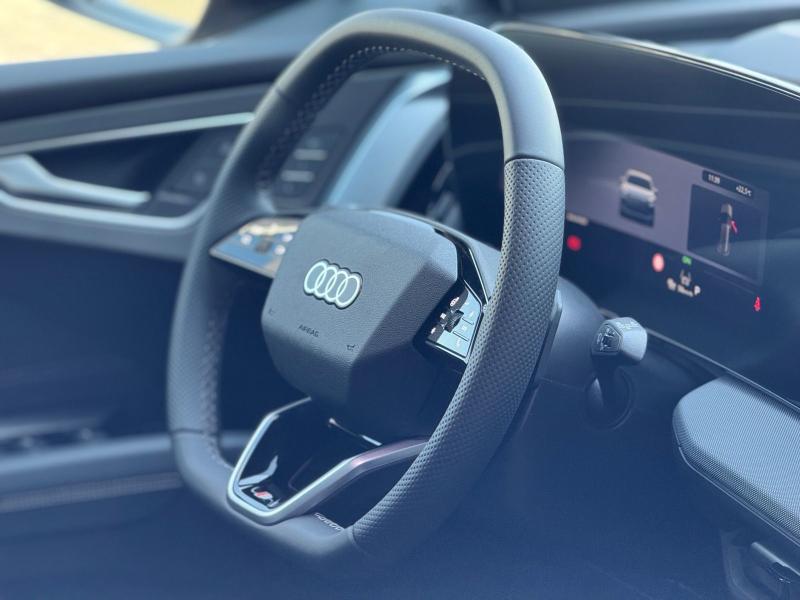 Audi Q4 e-tron S line – image 11 of 18