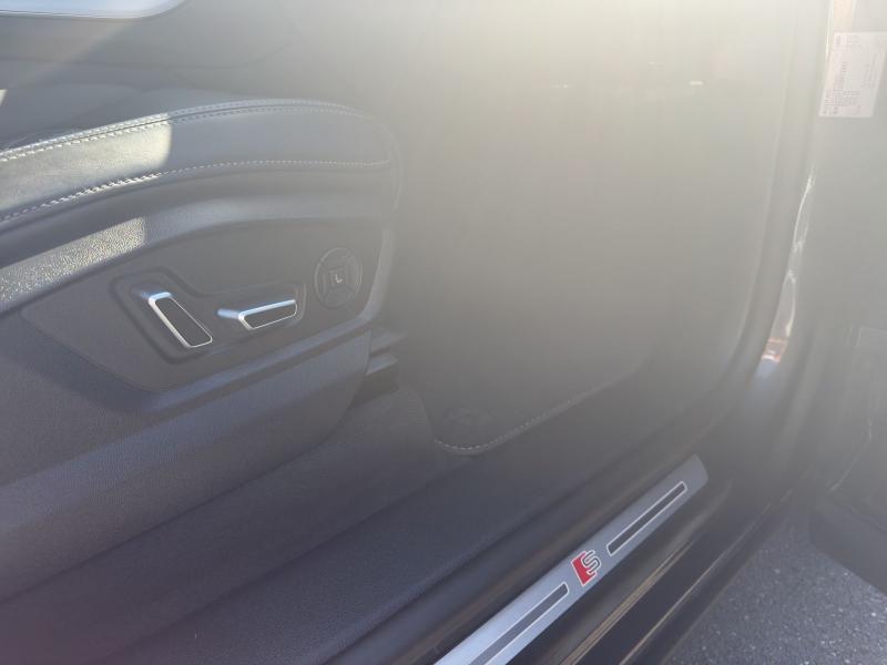 Audi Q8 S line – image 15 of 23