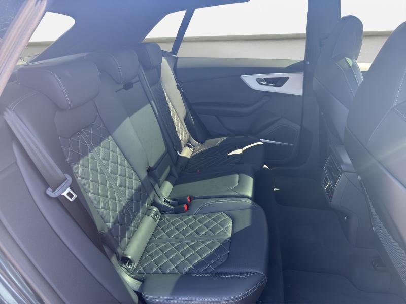 Audi Q8 S line – image 16 of 23