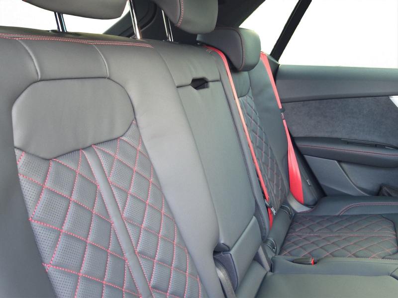 Audi Q8 S line – image 16 of 18
