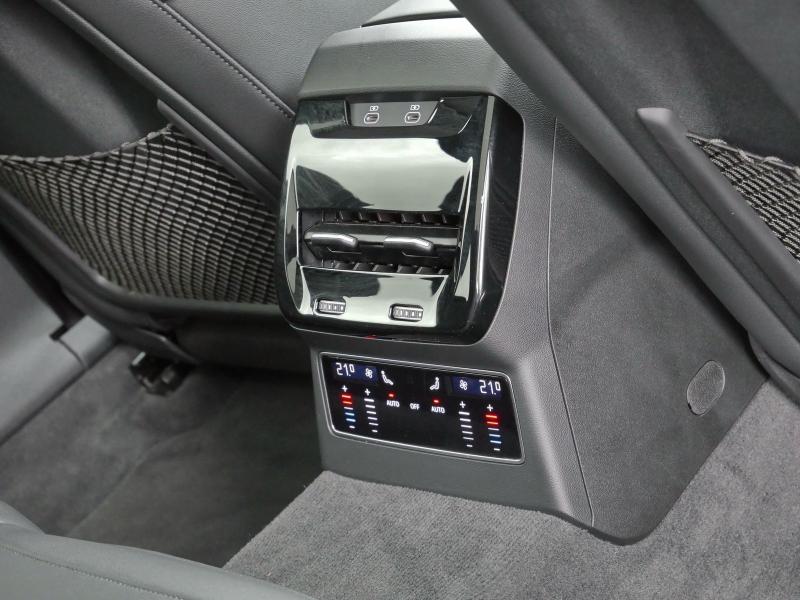 Audi A6 Avant S line – image 17 of 24