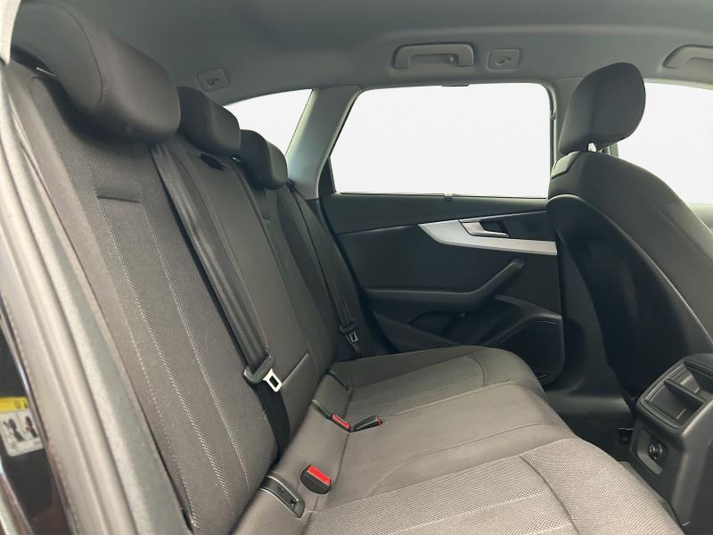 Audi A4 Avant S line – image 15 of 17