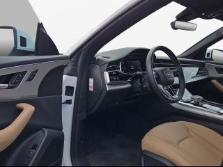 Audi Q8 S line – image 14 of 21